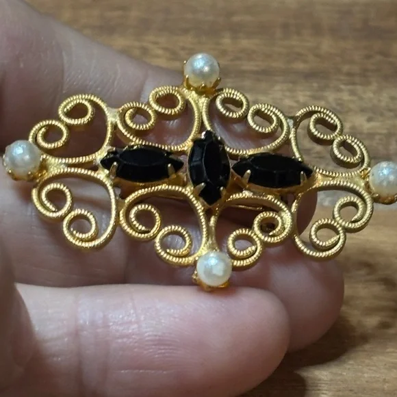 Gold Tone brooch with black glass & faux pearls - Picture 3 of 3